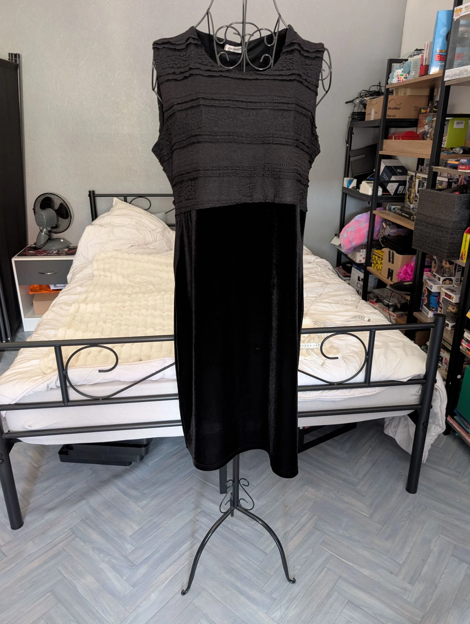 Magnifique Robe mi-longue noire Damart - Haut en dentelle et bas velours T. 44